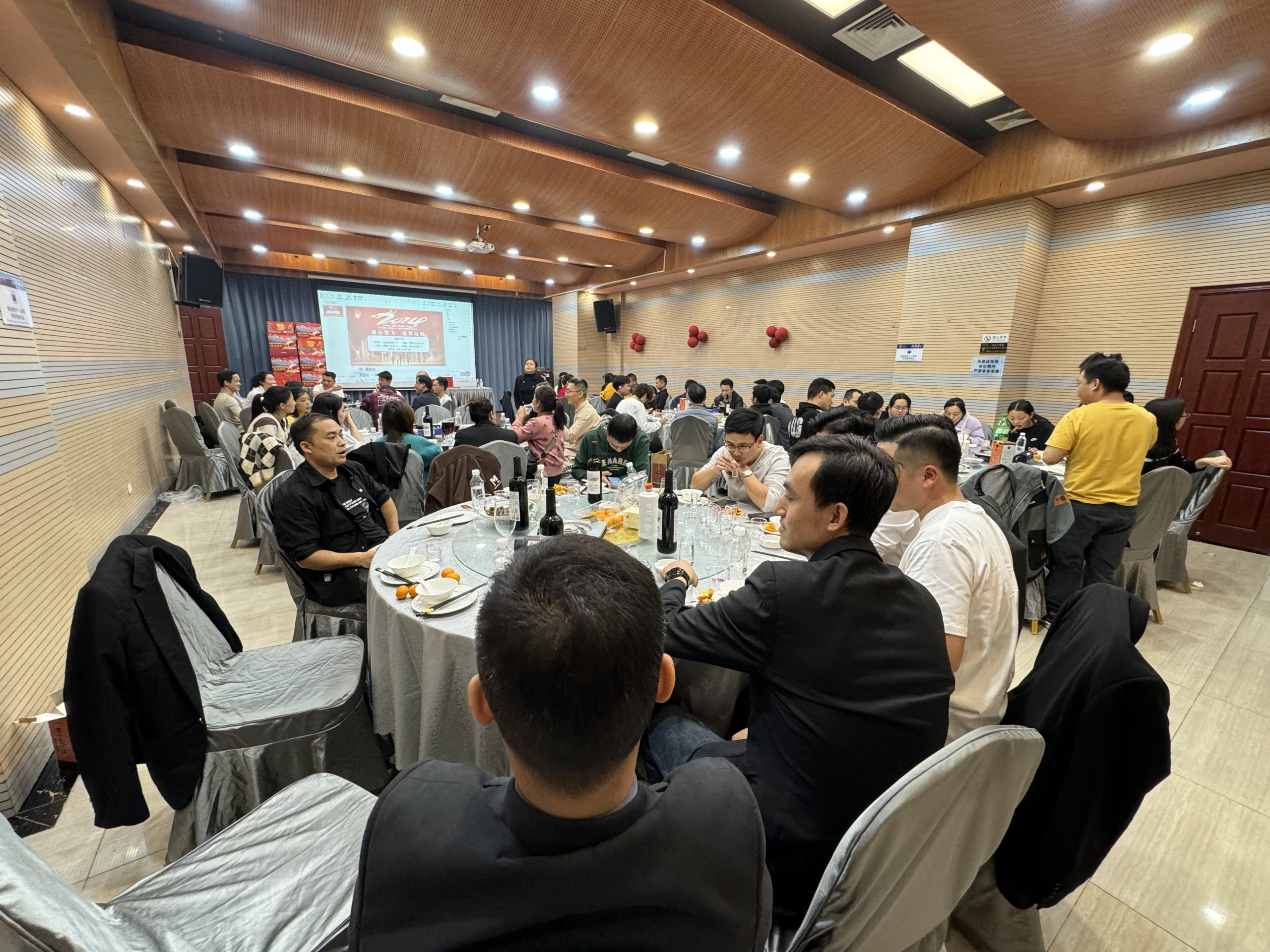 元旦年會-汽車充電樁_充電樁生產(chǎn)_充電樁廠家_深圳耀萊充新能源科技有限公司
